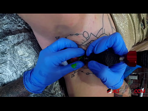 ❤️ Надзвичайно татуована красуня Саллі Севідж зробила татуювання на кліторі ❤️❌ Російське порно у нас ❌